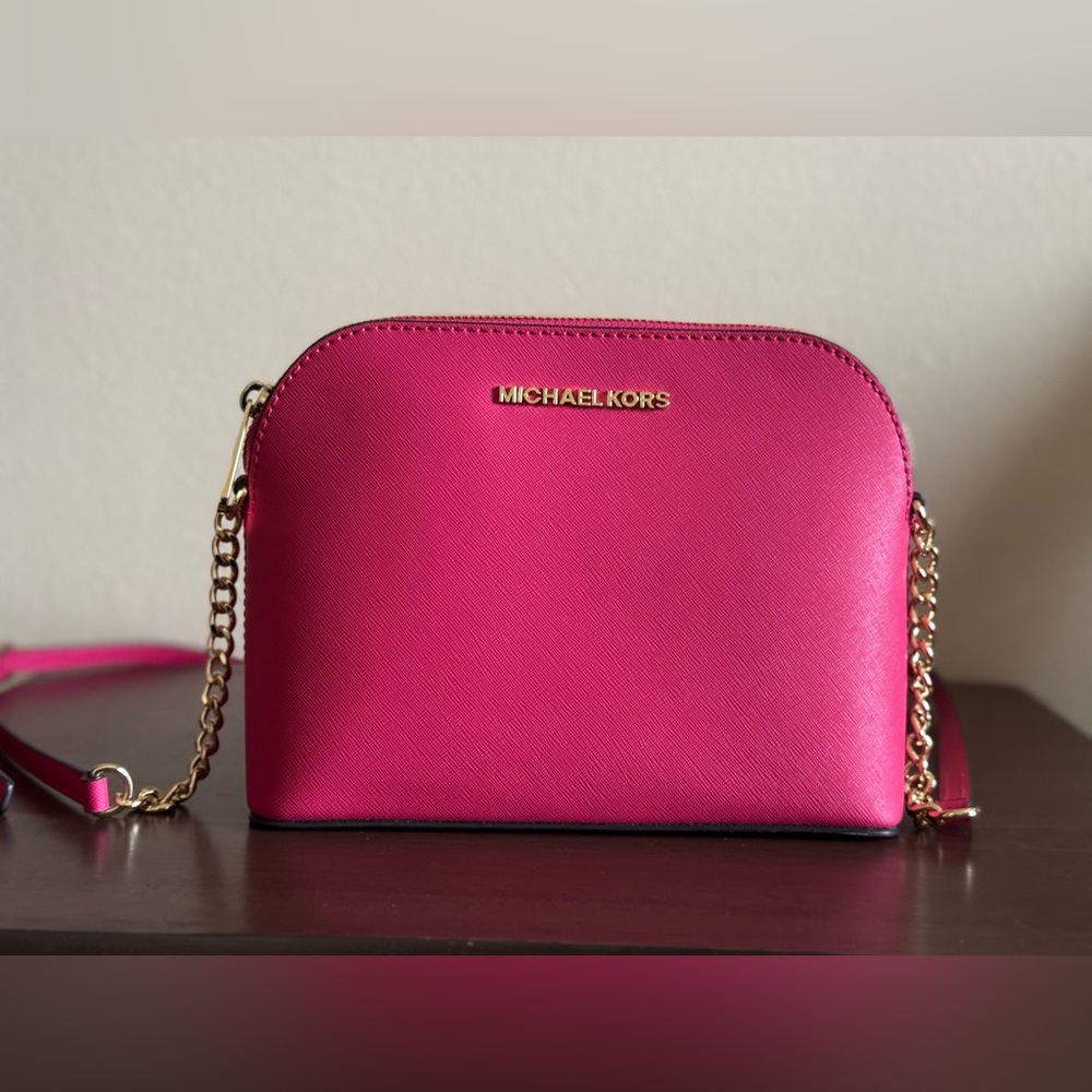 Michael Kors - Cindy - crossbody bag (NWT)
Color - Bright pink